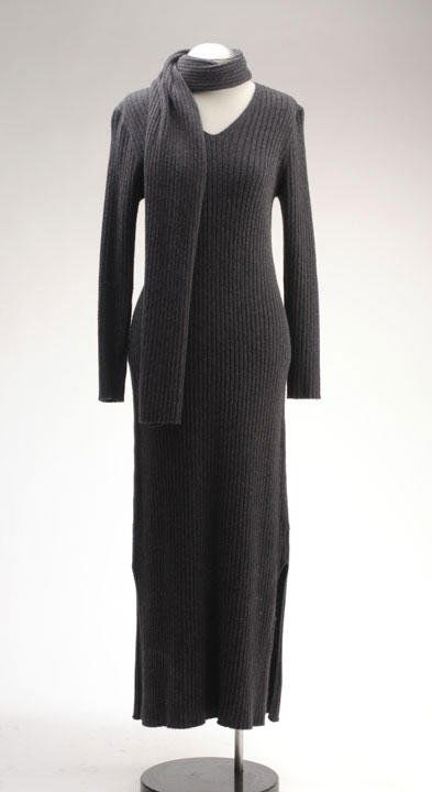 MAX MARA: Grey woolen long dress, "V" neck, with its scarf. Size M.