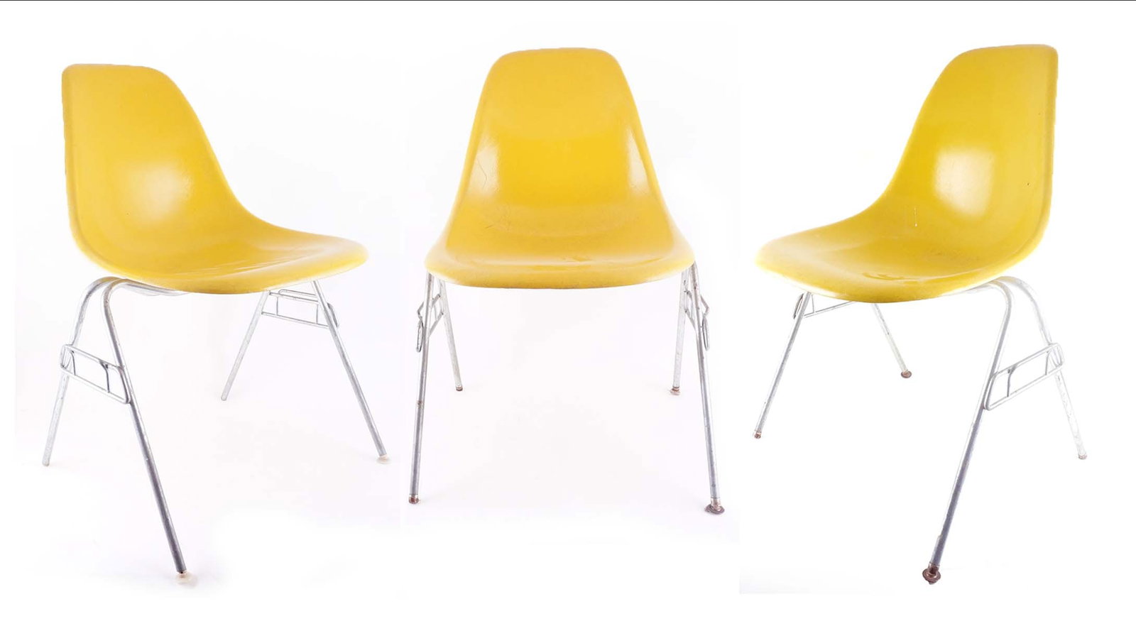 HERMAN MILLER & CHARLES EAMES "DDS": Description française: HERMAN MILLER & CHARLES EAMES "DDS" Ensemble de 3 chaises designées par Herman Miller modèle "DSS" de 1950, assise en plastique moulé de couleur jaune, sign&