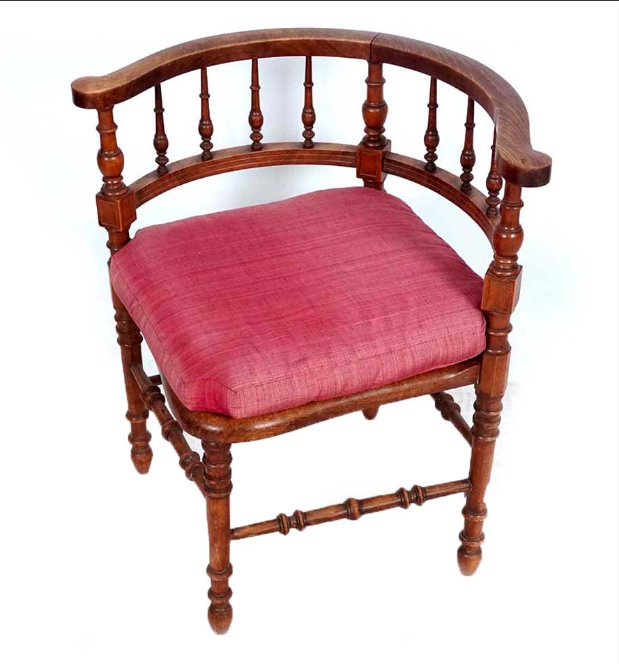 CHAISE DE COIN / CORNER CHAIR: Description française: CHAISE DE COIN Chaise de coin, dossier arrondi et ajouré par des barreaux annelés, 4 pieds reliés par des entretoises, assise tapissée d'une couleur rou