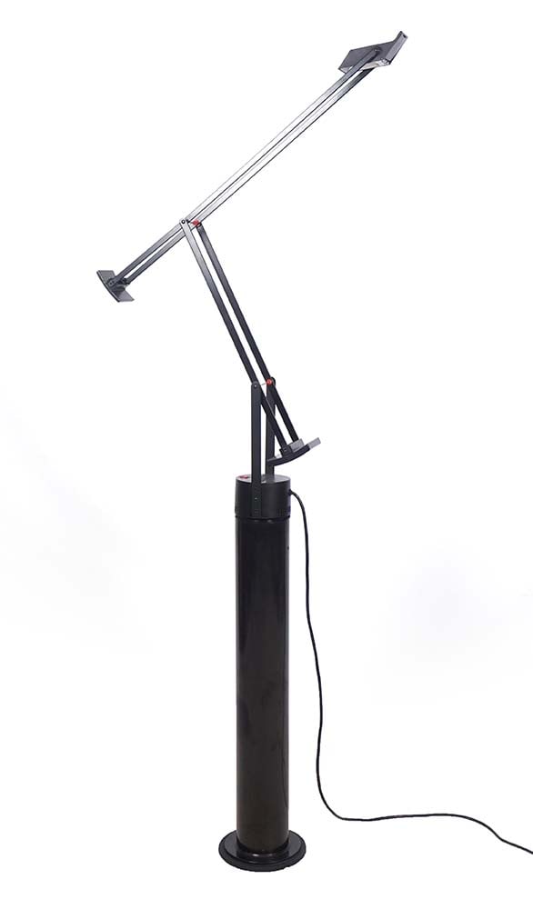 ARTEMIDE "TIZIO" - RICHARD SAPPER (1932-2015): Description française: LAMPE ARTEMIDE "TIZIO" - RICHARD SAPPER (1932-2015) Lampe de sol en métal noir conçue par Richard Sapper pour Artemide production en 1972, modèle "Tizio" mad