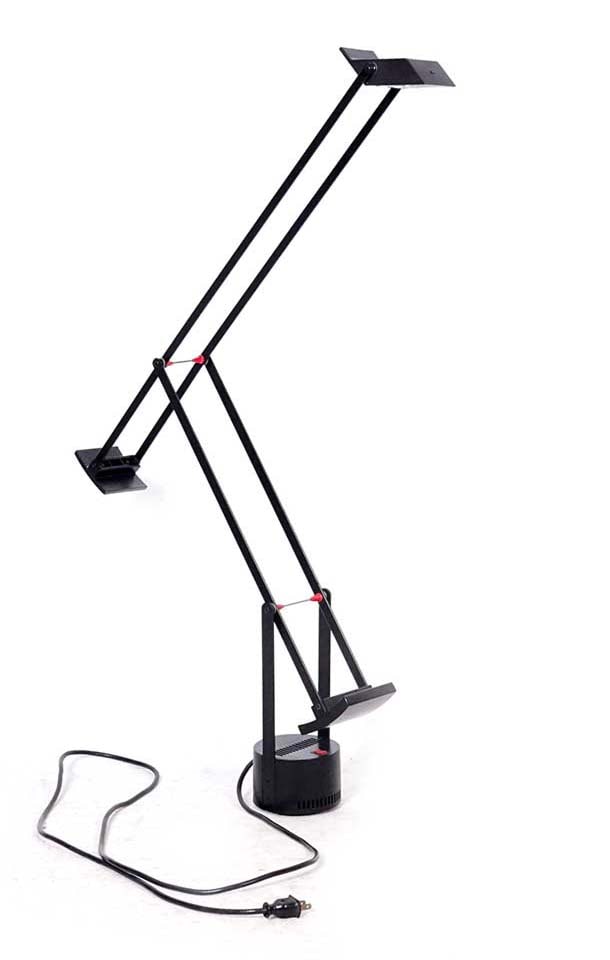 ARTEMIDE "TIZIO" - RICHARD SAPPER (1932-2015): Description française: LAMPE ARTEMIDE "TIZIO" - RICHARD SAPPER (1932-2015) Lampe de lecture en métal noir conçue par Richard Sapper pour Artemide production en 1972, modèle "Tizio"