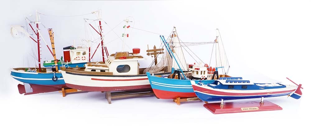 MAQUETTES BATEAUX / MODEL BOATS: Description française: MAQUETTES BATEAUX Ensemble de 4 maquettes de bateaux peint à la main : - "Moby Dick", bateau de pêche bleu et rouge, 30 x 35 x 11,5 cm - "pinasse d'Arcachon", la
