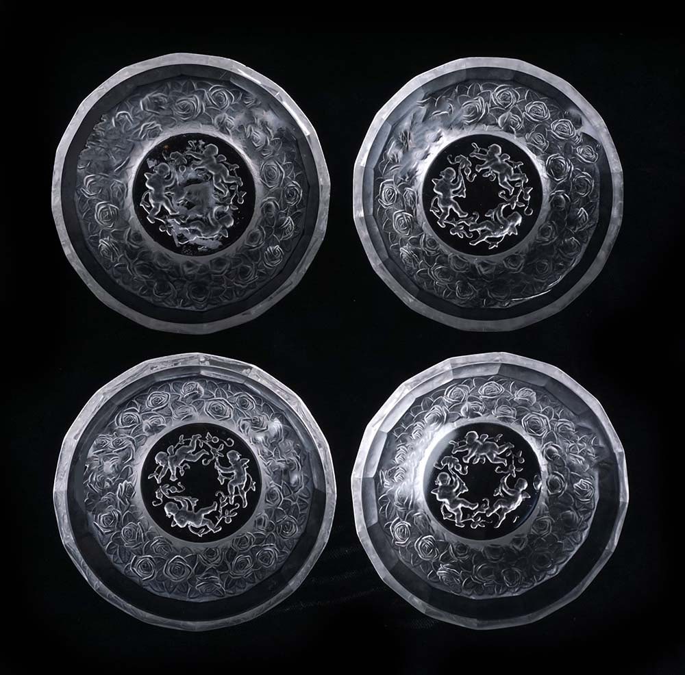 HEINRICH HOFFMAN "CHÉRUBINS & ROSES" - STYLE LALIQUE: Description française: HEINRICH HOFFMAN "CHÉRUBINS & ROSES" - STYLE LALIQUE Ensemble de 4 coupelles en cristal givré et taillé transparent de Heinrich Hoffmann. Bordure à pann