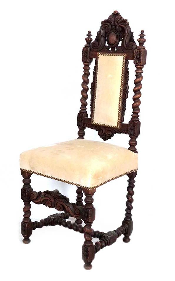 CHAISE STYLE NÉO-GOTHIQUE / GOTHIC REVIVAL CHAIR: Description française: CHAISE STYLE NÉO-GOTHIQUE Chaise style néo-gothique, boiserie torsadée et richement sculptée, assise et dossier rembourrés et tapissés d'un ve