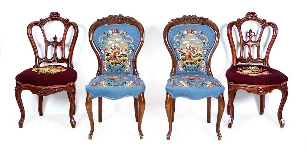 CHAISES STYLE VICTORIENNES / VICTORIAN CHAIRS: Description française: CHAISES STYLE VICTORIENNES Deux paires de chaises de style victoriennes, boiserie sculptées de fleurs et de coquilles, pieds courbées, tapisseries de couleur bleu