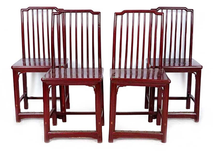 CHAISES CHINOISES / CHINESE CHAIRS: Description française: CHAISES CHINOISES Ensemble de 4 chaises chinoises en bois de rose, dossier à fuseaux courbés, première moitié du XXe. Hauteur : 102 cm, largeur : 46 cm,