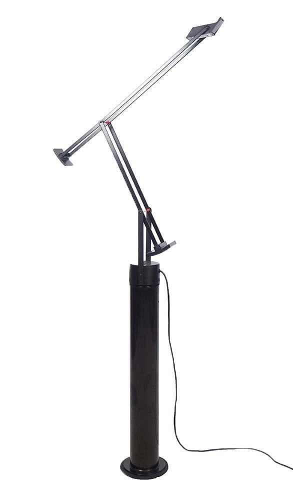 LAMPE ARTEMIDE "TIZIO" - RICHARD SAPPER (1932-2015): Description française: LAMPE ARTEMIDE "TIZIO" - RICHARD SAPPER (1932-2015) Lampe de sol en métal noir conçue par Richard Sapper pour Artemide production en 1972, modèle "Tizio" mad