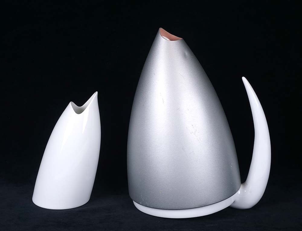 ALESSI TENDENTSE - PHILIPPE STARCK: Description française: ALESSI TENDENTSE - PHILIPPE STARCK Une théière et un pot à lait Alessi Tendentse designée par Philippe Starck. Hauteurs : 14,5 cm et 20 cm English Descr