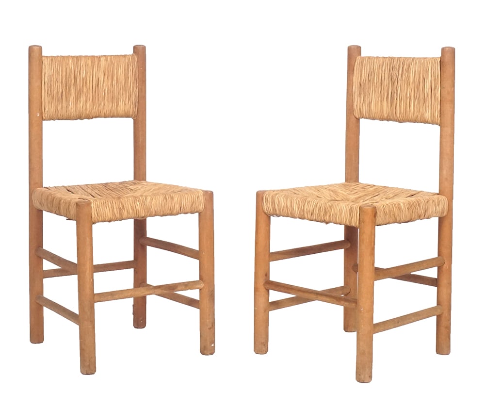 CHAISES STYLE CHARLOTTE PERRIAND / CHARLOTTE PERRIAND STYLE CHAIRS: Description française: CHAISES STYLE CHARLOTTE PERRIAND Paire de chaises dans le style Charlotte Perriand, en bois naturel et assises en rotin tressé, années 1950. Hauteur : 86 cm, larg