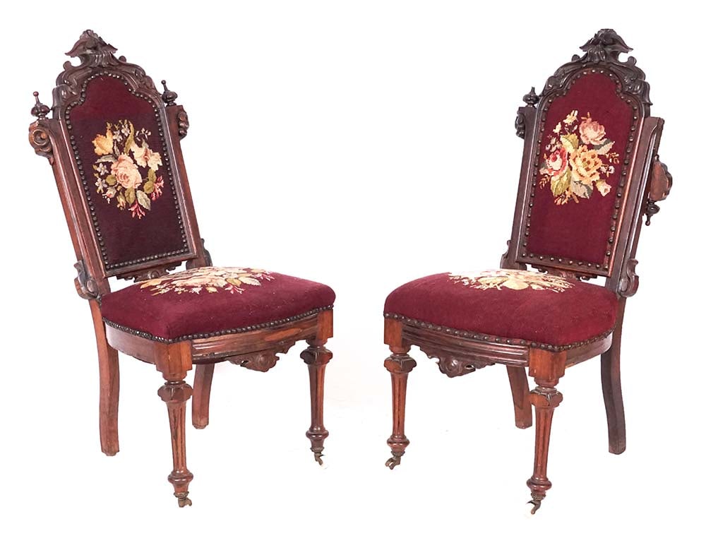 EAST LAKE: Description française: EAST LAKE Paire de chaises East Lake en bois de rose, tissu brodé de bouquets de fleurs sur fond bordeau, boiserie sculptée de palmettes et motifs végét