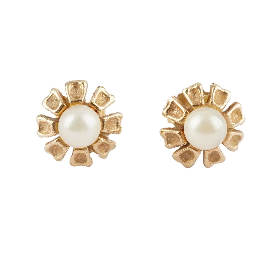 OR 14K, PERLE / 14K, PEARL: Description française: OR 14K, PERLE / 14K GOLD, PEARL Boucles d'oreilles en or jaune 14K serties de perles. Poids brut: 2.5 g English Description: 14K GOLD, PEARL Earrings in 14K yellow gold set