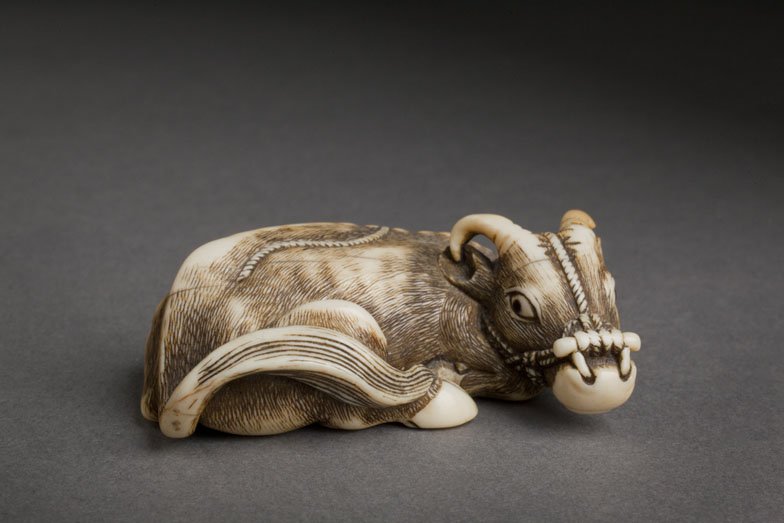 19TH C. IVORY RAM NETSUKE BY TOMOKAZU - Netsuke: A SELECTION OF PIECES, FROM THE COLLECTION OF A GREAT MONTREAL-BASED AMATEUR OF NETSUKÉ (LOTS 1000-1002 AND 2006-2009-L) TOMOKAZU JAPAN, KYOTO, LATE 18TH-EARLY 19TH CENTURY, MENTIONED IN SOKEN KISHO 