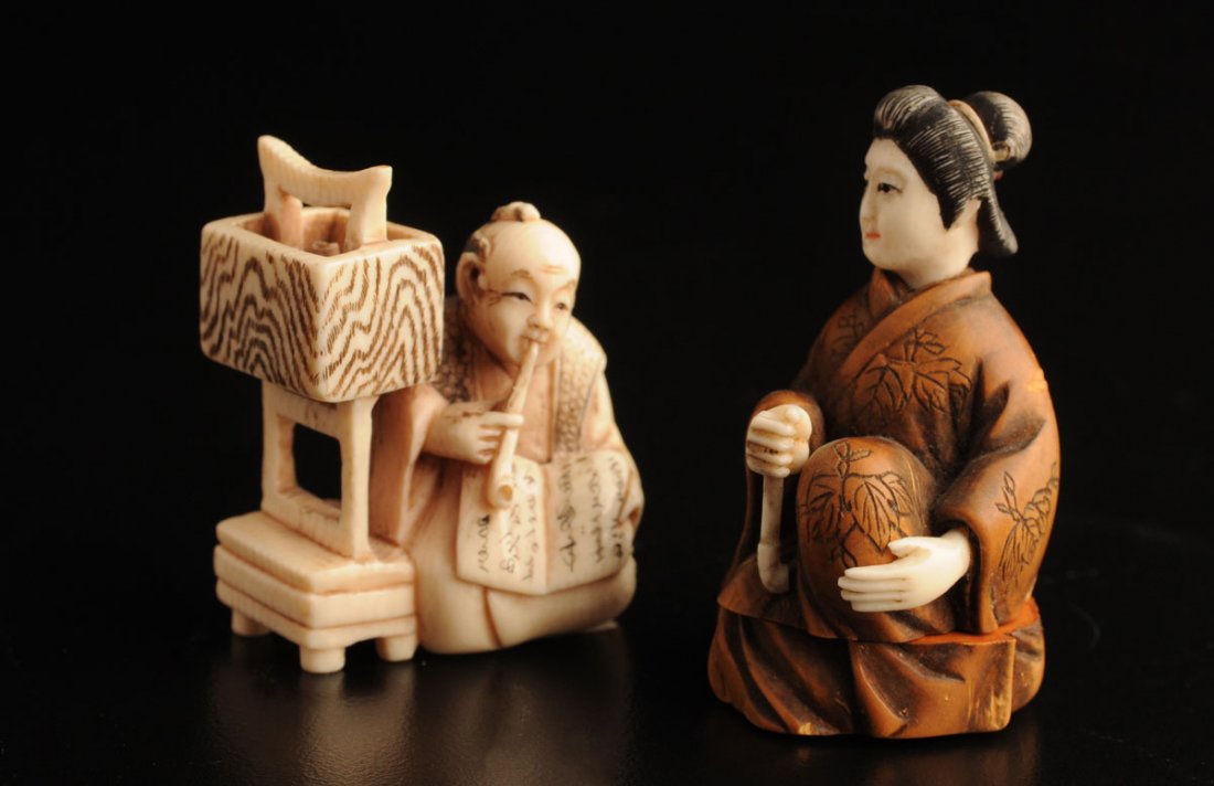 FINE IVORY KISERU SMOKER NETSUKE + SHUNGA - Netsuke: A SELECTION OF PIECES, FROM THE COLLECTION OF A GREAT MONTREAL-BASED AMATEUR OF NETSUKÉ (LOTS 1000-1002 AND 2006-2009-L) A FINE CARVED IVORY NETSUKE OF A MAN SMOKING KISERU JAPAN, MEIJI PERIOD (1868-