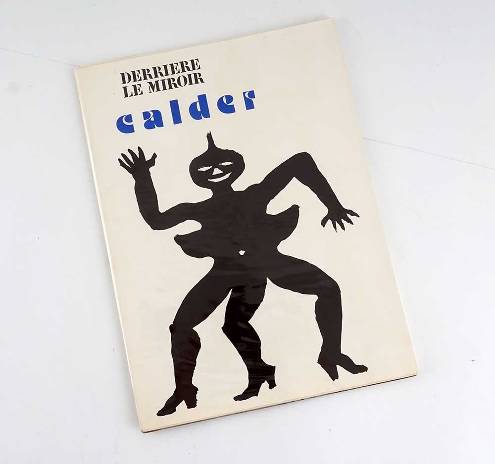 DERRIÈRE LE MIROIR: Description française: DERRIÈRE LE MIROIR, Galerie Maeght Numéro in-folio consacré à Alexander Calder (1898-1976), numéro 212, édité en janvier 1975. Texte 
