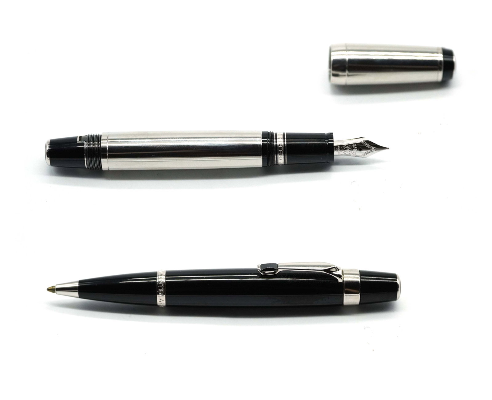 MONTBLANC "BOHEME STEEL NOIR" "BOHEME NOIR": Description française: MONTBLANC "BOHEME STEEL NOIR" "BOHEME NOIR" - Stylo à plume Montblanc "Boheme Steel Noir", plume en or 18K. - Stylo à bille Montblanc "Boheme noir" Sans boît
