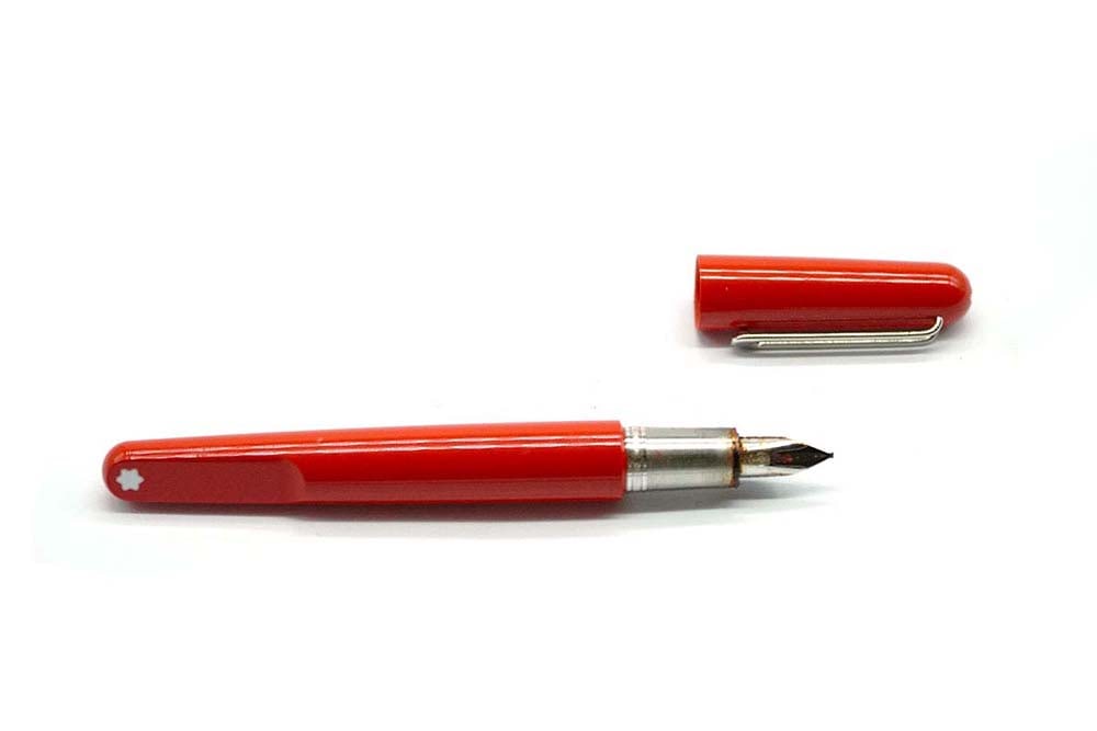 MONTBLANC "M RED": Description française: MONTBLANC "M RED" Stylo à plume Montblanc "M Red" designé par Marc Newson, plume en or 14K. Sans boîte. English Description: MONTBLANC "M RED" Montblanc "M R