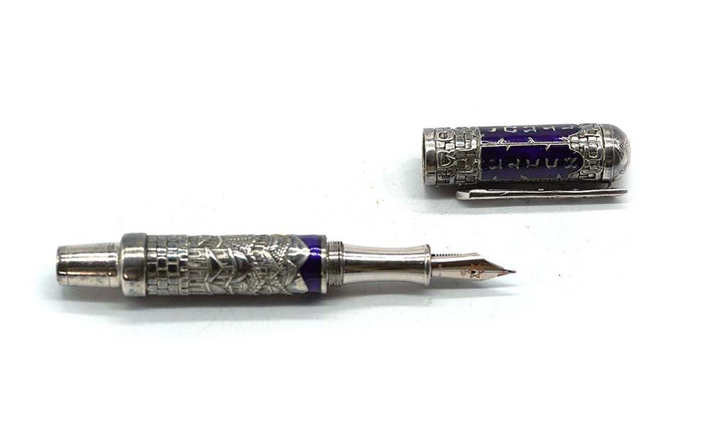 URSO "MEZUZAH": Description française: URSO "MEZUZAH" Stylo à plume Urso "Mezuzah", édition limitée 055/300, argent 925, plume en or 18K. Sans boîte. English Description: URSO "MEZUZAH" Urso 