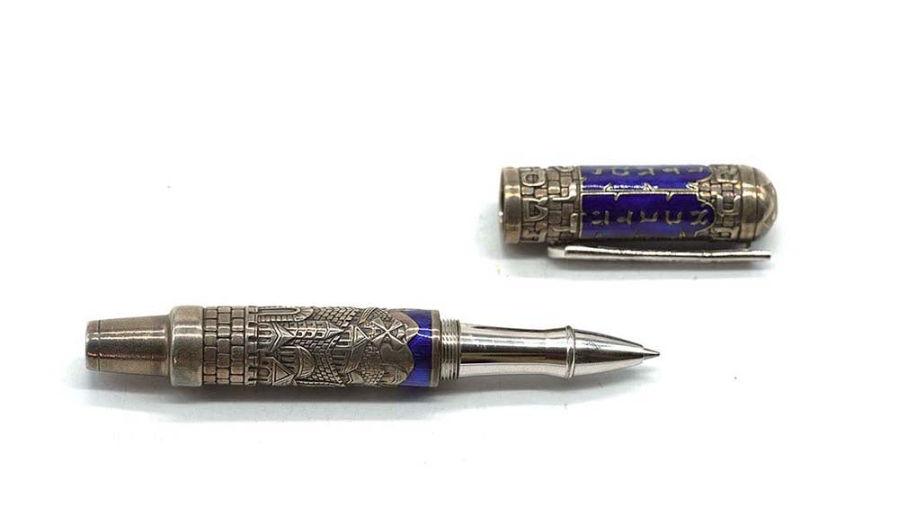 URSO "MEZUZAH": Description française: URSO "MEZUZAH" Stylo à bille Urso "Mezuzah", édition limitée 027/300, argent 925. Sans boîte. English Description: URSO "MEZUZAH" Urso ballpoint pen "Me