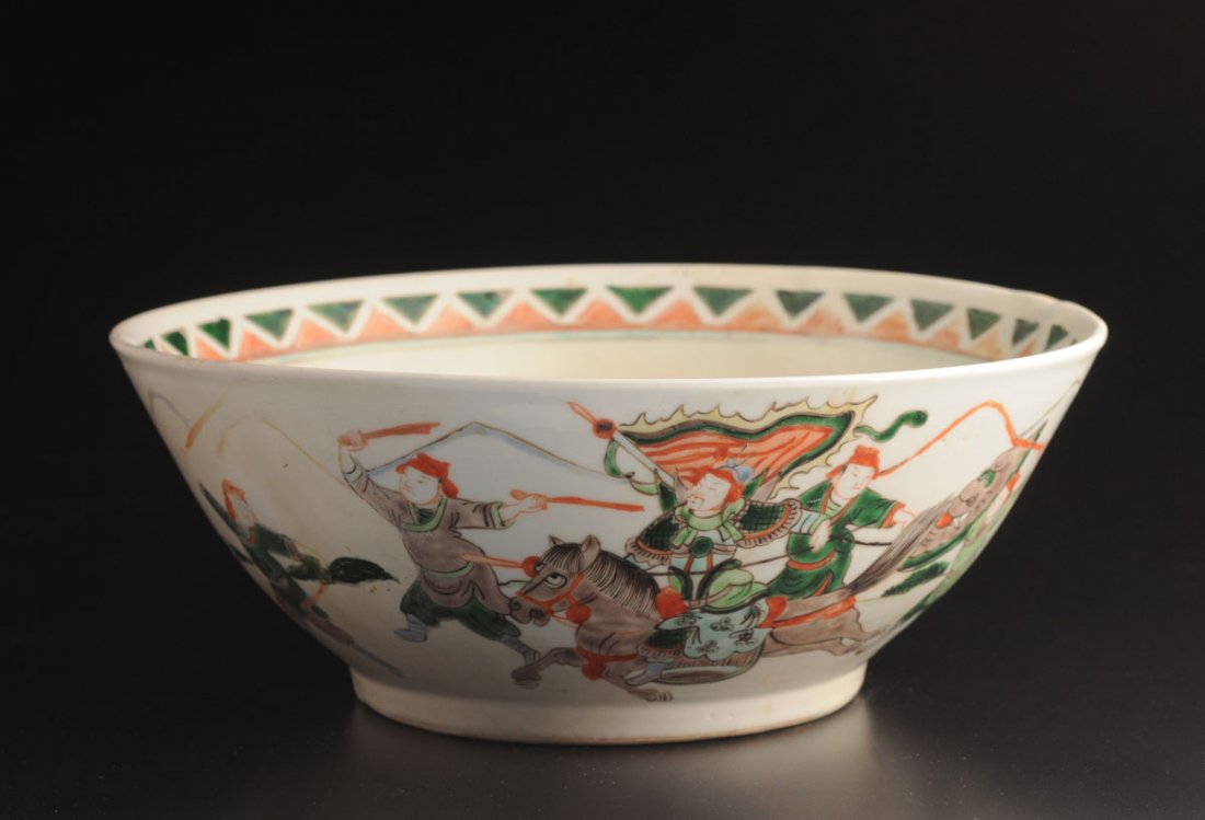 FAMILLE VERTE PORCELAIN PUNCH BOWL CHINA Adorned with a: FAMILLE VERTE PORCELAIN PUNCH BOWL CHINA Adorned with a war scene. D: 29cm – 11.5’’