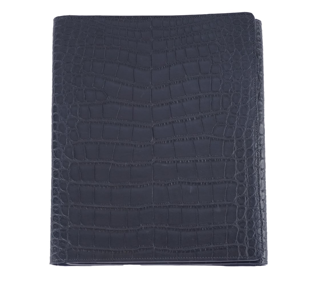 LOUIS VUITTON: Description française: LOUIS VUITTON Agenda, porte carnet Louis Vuitton en cuir enbossé bleu marine, comprenant plusieurs compartiments à l'intérieur. H: 29 cm - 11.5", L: 24.5 cm 