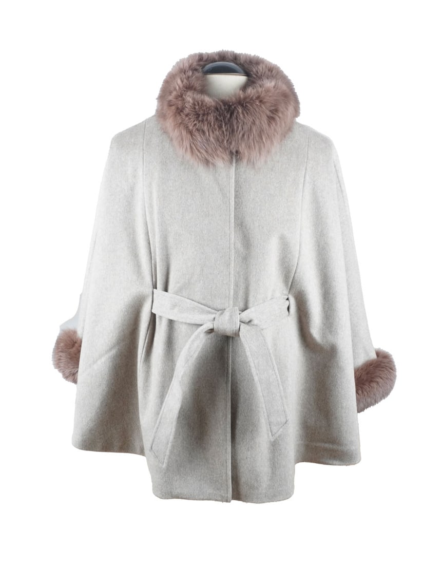 LORO PIANA: Description française: LORO PIANA Poncho Loro Piana en laine et cachemire de couleur grise, orné de furrure de renard autour, une ceinture à la taille. Taille unique. Longueur: 76 cm - 