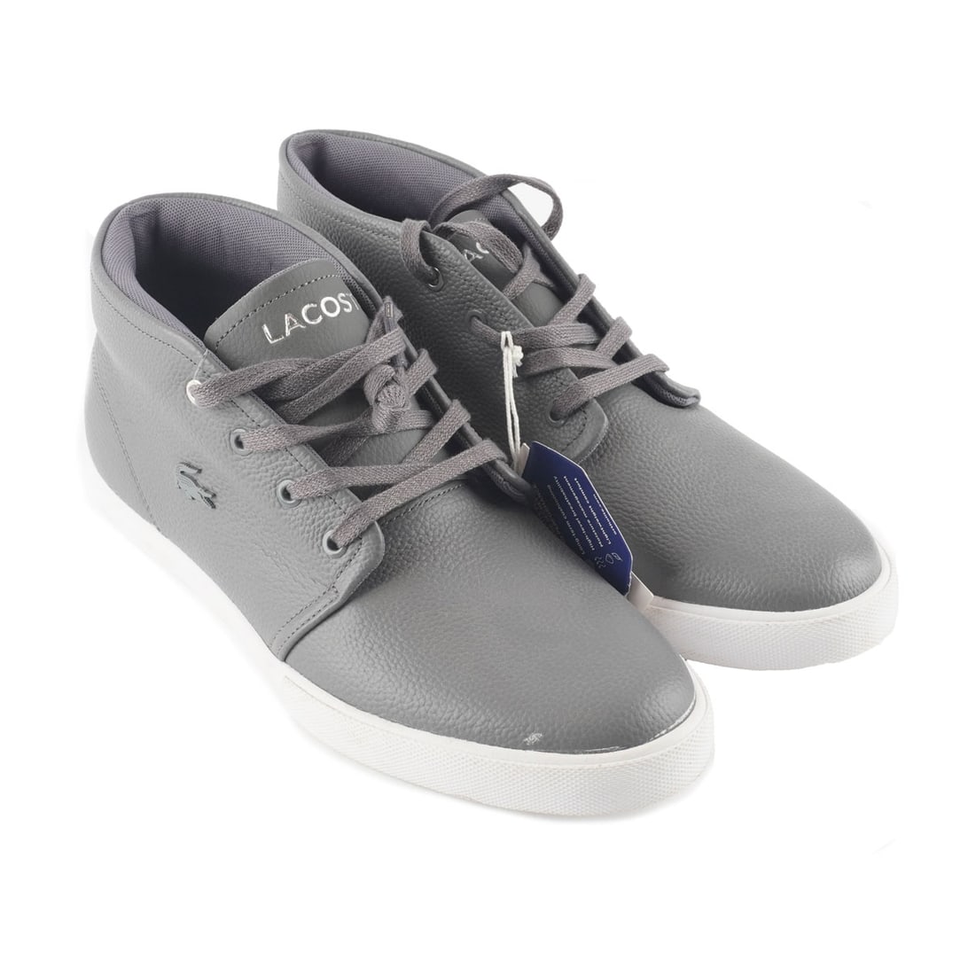 LACOSTE: Description française: LACOSTE Chaussure Lacoste en cuir gris Taille: 9 US English Description: LACOSTE Lacoste gray leather shoes Size: 9 US