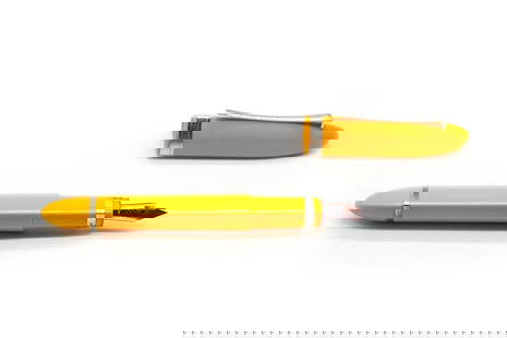 OMAS "YELLOW FOUTAIN: Description française: OMAS "YELLOW FOUTAIN PEN" Stylo à plume Omas "Yellow Fountain Pen", fût et capuchon à 3 faces. Sans boîte. English Description: OMAS "YELLOW FOUTAIN