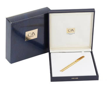 CARAN D'ACHE GENÈVE: Description française: CARAN D'ACHE GENÈVE GOLD PLATED "G" Stylo à plume Caran d'Ache, plume en or 18k taille M, gold plated "G", Swiss made, à convertisseur. Dans sa boîte
