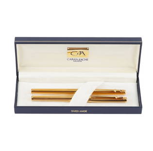 CARAN D'ACHE GENÈVE: Description française: CARAN D'ACHE GENÈVE GOLD PLATED "G" Ensemble de 2 stylos Caran d'Ache "G", corps plaqués or, Swiss made : - 1 stylo à plume, plume en or 18k taille F - 1