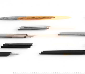 MONTBLANC: Description fran&#231;aise: MONTBLANC Ensemble de 3 stylos Montblanc: - 1 stylo &#224; plume en m&#233;tal argent&#233; , plume MB, - 1 stylo &#224; plume en m&#233;tal noirci, plume 585, - 1 stylo &#