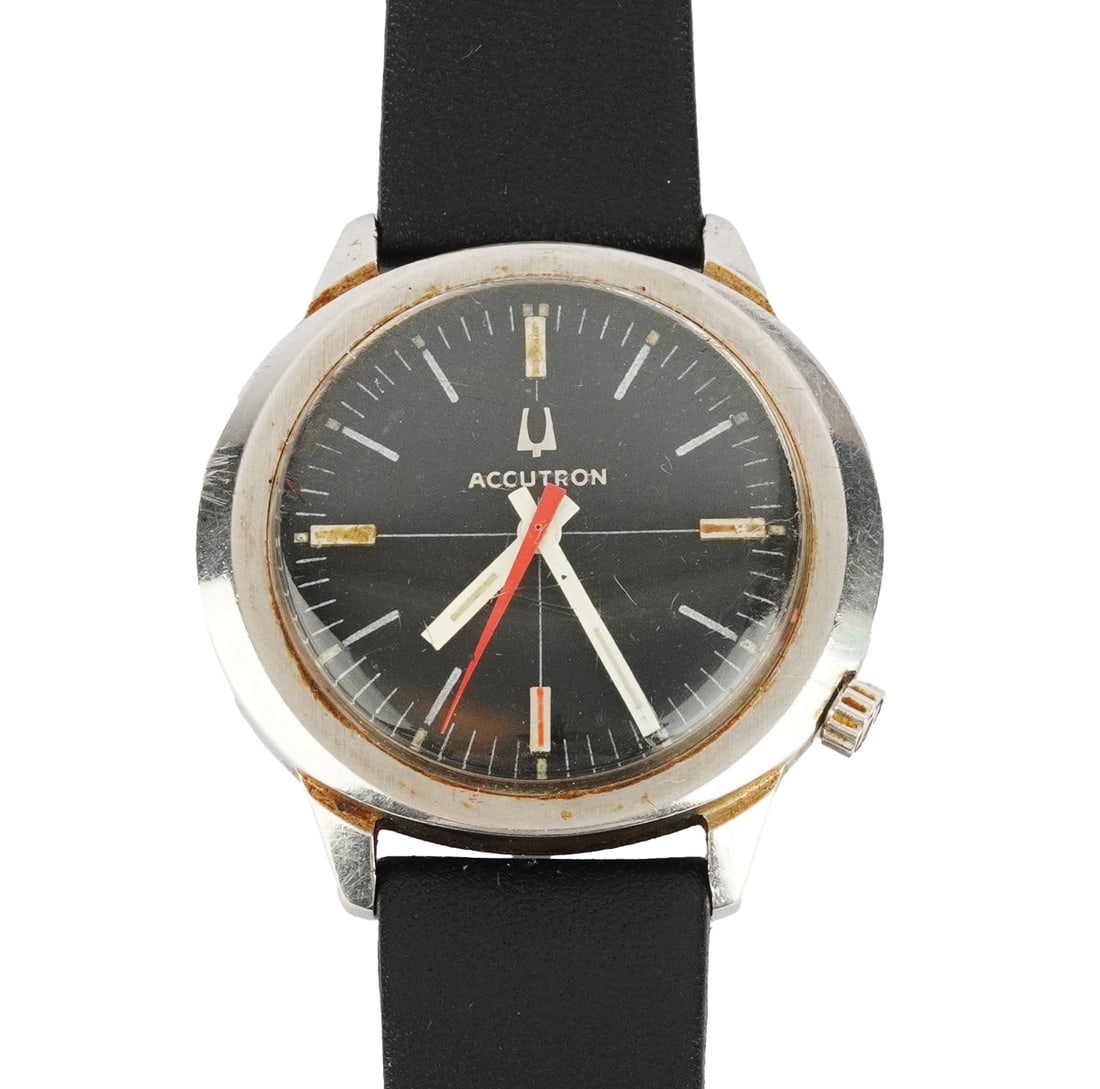 BULOVA: Description française: BULOVA Montre Bulova Accutron, boîtier ronde 38 mm environ en acier, cadran bleu marine, index appliqués pour les heures, mouvement mécanique à remontag