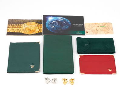 ACCESSOIRES ROLEX: Description fran&#231;aise: ACCESSOIRES ROLEX Lot comprenant des pochettes et des brochures Rolex, deux paires de boutons de manchettes stylisant un logo Rolex. English Description: ROLEX ACCESSORIES