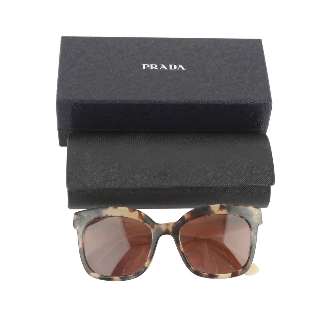 PRADA: Description française: PRADA Monture de lunettes Prada, verres adaptés à la vue. Boîte d'origine English Description: PRADA Prada eyeglass frames, prescription lenses. Original box