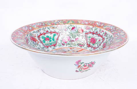 PORCELAINE CHINOISE, CANTON, XXe siècle / CHINESE PORCELAIN, CANTON, 20th: Description fran&#231;aise: CHINE, CANTON, BASSIN EN PORCELAINE, Xxe si&#232;cle Bassin en porcelaine et &#233;maux de style famille rose, &#224; d&#233;cor d&#8217;une sc ne de palais anim&#233;e de