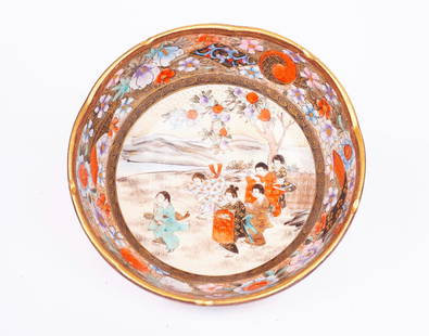 COUPE JAPONAISE EN PORCELAINE, XXe siècle  / JAPANESE PORCELAIN CUP, 20th: Description fran&#231;aise: JAPON, COUPE EN FA&#207;ENCE, d&#233;but Xxe si&#232;cle Coupe floriforme en fa&#239;ence de Satsuma, &#224; d&#233;cor d&#8217;enfants sur les berges d&#8217;une rivi re,