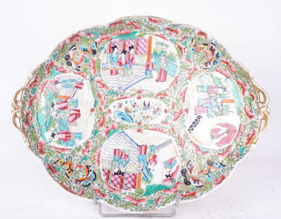 PLAT EN PORCELAINE CHINOISE, XXe siècle / CHINESE PORCELAIN PLATTER, 20th century: Description fran&#231;aise: CHINE, CANTON, PLAT EN PORCELAINE, d&#233;but Xxe si&#232;cle Plat ovale &#224; bord floriforme, en porcelaine et &#233;maux de style famille rose, &#224; d&#233;cor en m&#