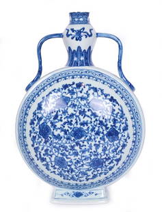 VASE CHINOIS, XXe siècle / CHINESE VASE, 20th century: Description fran&#231;aise: VASE CHINOIS, Xxe si&#232;cle Vase gourde Bianhu en porcelaine bleu blanc, &#224; d&#233;cor de fleurs de pivoine et rinceaux feuillag&#233;s, les bords orn&#233;s de nuage
