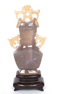 VASE CHINOIS, XXe siècle / CHINESE VASE, 20th century: Description française: VASE CHINOIS EN AGATE, début Xxe siècle Vase couvert en agate grise et miel, à décor d’oiseaux fohang, feuilles et fleurs de lotus formant anses e