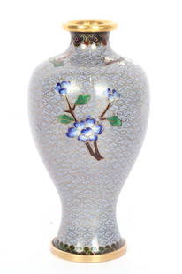VASE CHINOIS, XXe siècle / CHINESE VASE, 20th century: Description fran&#231;aise: VASE CHINOIS, 1 re moiti&#233; du Xxe si&#232;cle Vase meiping en &#233;maux cloisonn&#233;s sur cuivre, &#224; d&#233;cor polychrome de fleurs, reposant sur un fond bleu p