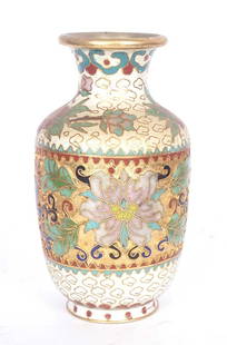 VASE CHINOIS, XXe siècle / CHINESE VASE, 20th century: Description fran&#231;aise: VASE CHINOIS, XX me si&#232;cle Petit vase en cuivre et &#233;maux cloisonn&#233;s, &#224; d&#233;cor polychrome de fleurs de lotus et rinceaux sur fond blanc. Hauteur : 9,