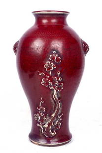 VASE CHINOIS, XXe siècle / CHINESE VASE, 20th century: Description fran&#231;aise: VASE CHINOIS, XXe si&#232;cle Vase balustre en c&#233;ramique &#233;maill&#233;e sang de b&#339;uf et l&#233;g rement flamm&#233; aubergine sur fond c&#233;ladon, &#224; d&