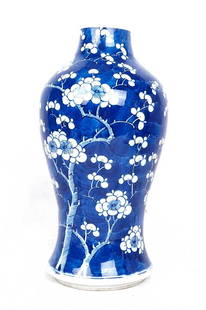 VASE CHINOIS, XXe siècle / CHINESE VASE, 20th century: Description fran&#231;aise: VASE CHINOIS, d&#233;but XXe si&#232;cle. Vase balustre en porcelaine bleu blanc, &#224; d&#233;cor de branches de prunus en fleurs. Marque apocryphe Kangxi sur la base. (F