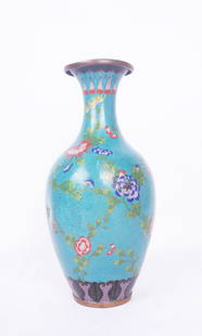 VASE CHINOIS, fin XIXe siècle / CHINESE VASE, late 19th century: Description fran&#231;aise: VASE CHINOIS, fin XIXe si&#232;cle Vase balustre en &#233;maux cloisonn&#233;s sur cuivre, &#224; d&#233;cor polychrome de pivoines et chrysanth mes sur un fond bleu turquo