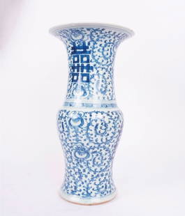 VASE CHINOIS, TRAVAIL MODERN / CHINESE VASE, MODERN WORK: Description française: VASE CHINOIS, TRAVAIL MODERNE Vase yenyen en porcelaine bleu blanc, à décor de lotus et caract re du double bonheur parmi des rinceaux feuillagés. Marque apo