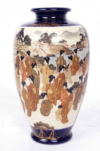 VASE JAPONAIS, vers 1900 / JAPANESE VASE, circa 1900: Description fran&#231;aise: VASE JAPONAIS, vers 1900 Vase balustre en fa&#239;ence de Satsuma, &#224; d&#233;cor d&#8217;une sc ne anim&#233;e de nombreuses jeunes femmes en kimono, sur les berges d&#