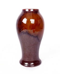VASE JAPONAIS, XXe siècle / JAPANESE VASE, 20th century: Description fran&#231;aise: VASE JAPONAIS, XXe si&#232;cle Vase oblongue en porcelaine &#233;maill&#233;e brune nuanc&#233;e. Marque &#171; Nippon &#187; sur la base. Hauteur : 22cm, diam tre : 11cm E