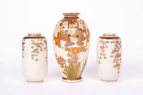 VASES JAPONAIS, XXe siècle / JAPANESE VASES, 20th century: Description fran&#231;aise: VASES JAPONAIS, d&#233;but XXe si&#232;cle Ensemble de trois petits vases dont une paire, en fa&#239;ence de Satsuma, &#224; d&#233;cor de m&#233;daillons de jeunes femmes