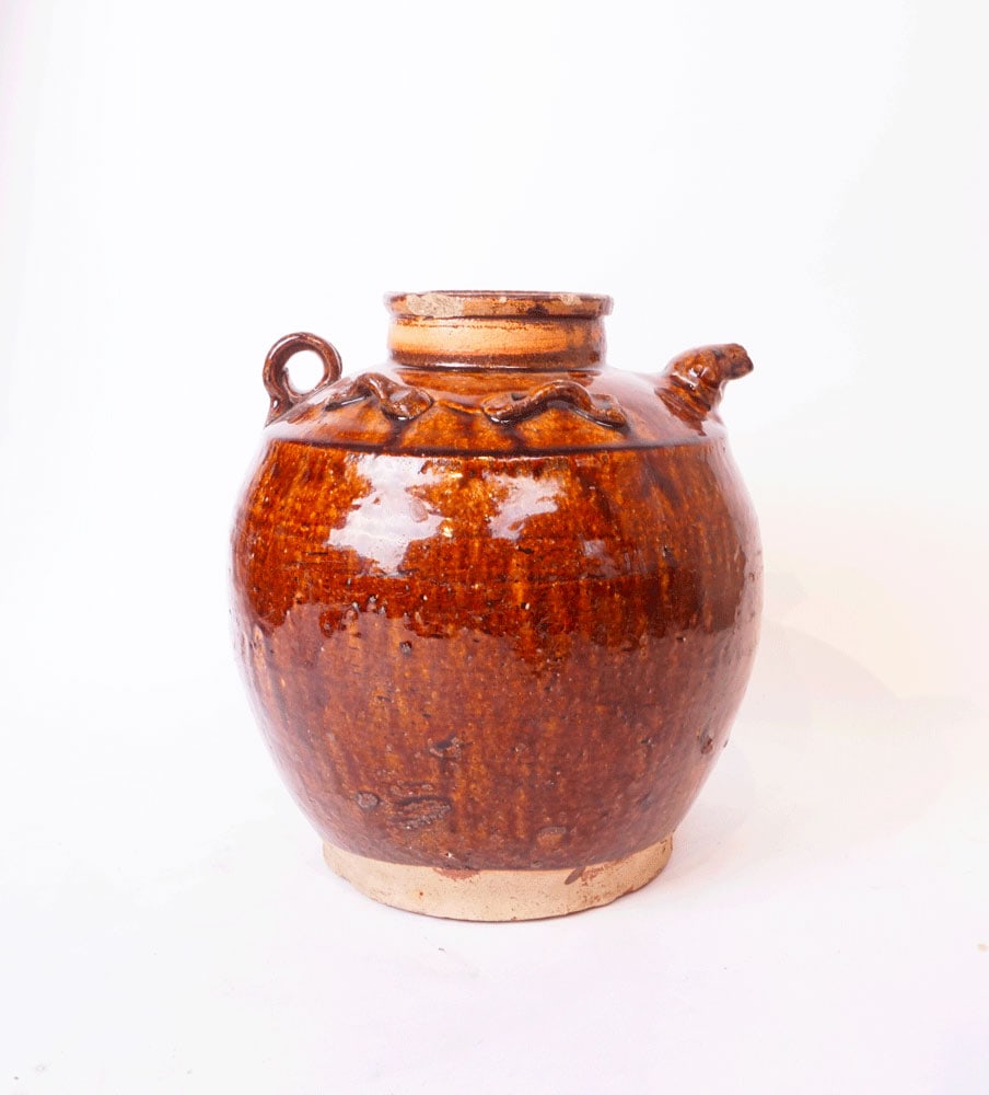 VERSEUSE, PÉRIODE MING ou post / PITCHER, PING PERIOD or after: Description française: CHINE, VERSEUSE, PÉRIODE MING OU POST Verseuse en céramique émaillée brun rouge, avec petit bec verseur et une anse. Hauteur : 29 cm Diam tre : 26 cm En