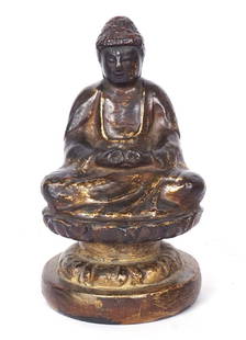 JAPON, PÉRIODE EDO / JAPAN, EDO PERIOD: Description fran&#231;aise: JAPON, P&#201;RIODE EDO Statuette en bois laqu&#233; or, repr&#233;sentant le Bouddha assis en m&#233;ditation sur un lotus, les mains jointes en m&#233;ditation. Dimension