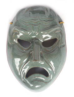 JAPON, PÉRIODE HEISEI / JAPAN, HEISEI PERIOD: Description fran&#231;aise: JAPON, P&#201;RIODE HEISEI Masque en c&#233;ramique &#233;maill&#233;e c&#233;ladon, reprenant la forme d&#8217;un masque No. Dimensions : 24,5 x 17 x 7,5 cm English Descri